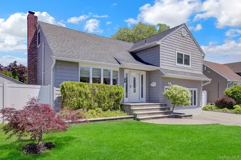 6 Oxford Avenue Massapequa NY 11758
