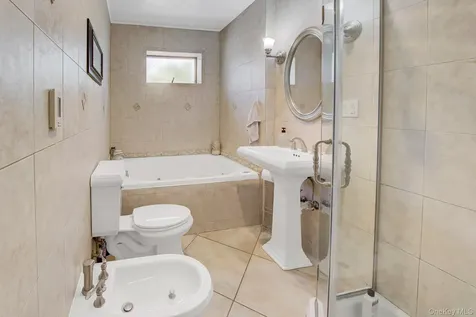 6 Oxford Avenue Massapequa NY 11758