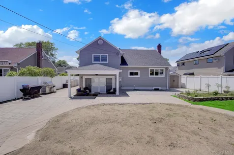 6 Oxford Avenue Massapequa NY 11758