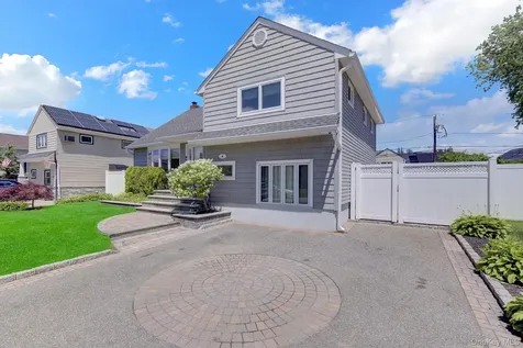 6 Oxford Avenue Massapequa NY 11758