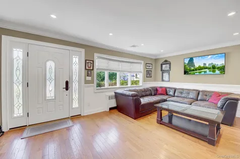 6 Oxford Avenue Massapequa NY 11758