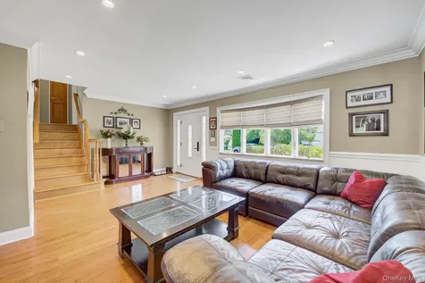 6 Oxford Avenue Massapequa NY 11758