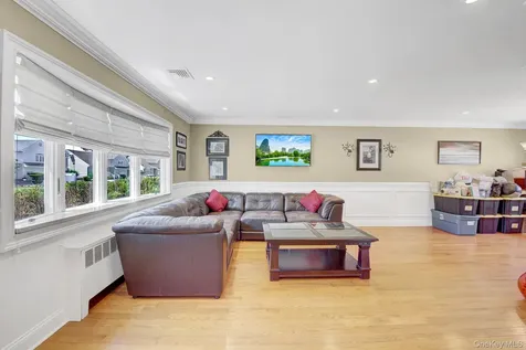 6 Oxford Avenue Massapequa NY 11758