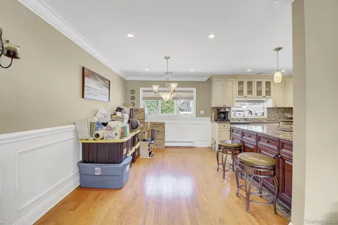 6 Oxford Avenue Massapequa NY 11758