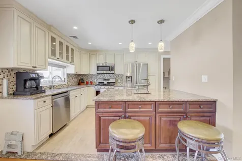 6 Oxford Avenue Massapequa NY 11758
