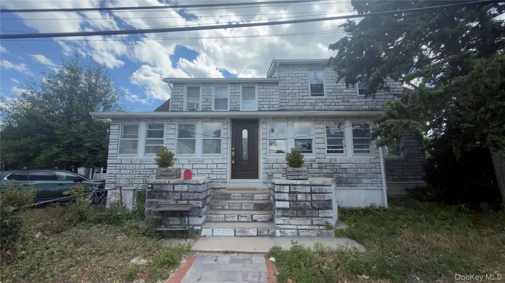 10 Greenwich Avenue Bayville NY 11709