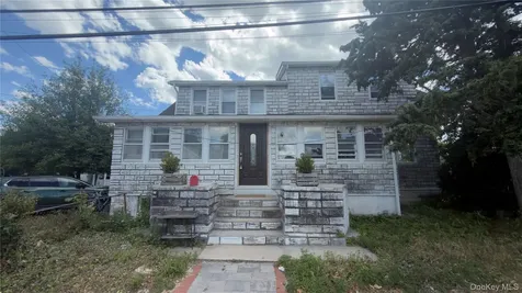 10 Greenwich Avenue Bayville NY 11709