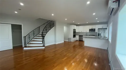 10 Greenwich Avenue Bayville NY 11709