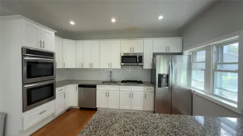 10 Greenwich Avenue Bayville NY 11709