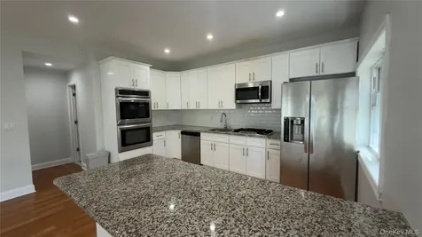 10 Greenwich Avenue Bayville NY 11709