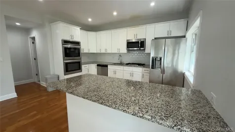 10 Greenwich Avenue Bayville NY 11709