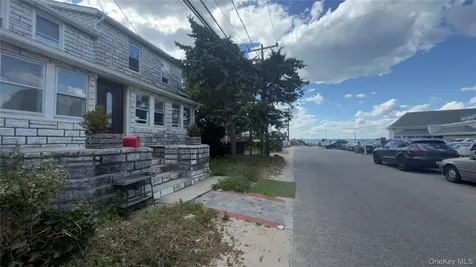 10 Greenwich Avenue Bayville NY 11709