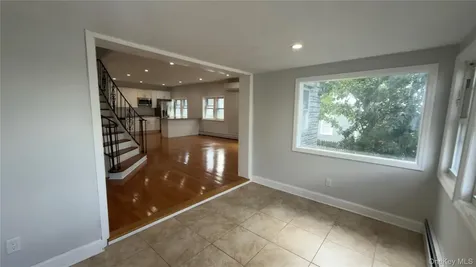 10 Greenwich Avenue Bayville NY 11709