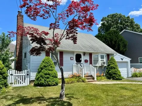 18 Plymouth Road Massapequa NY 11758
