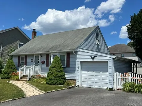 18 Plymouth Road Massapequa NY 11758