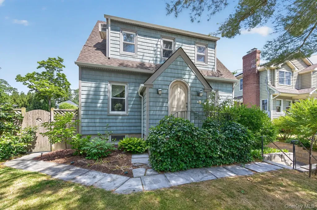 55 Pershing Avenue Locust Valley NY 11560