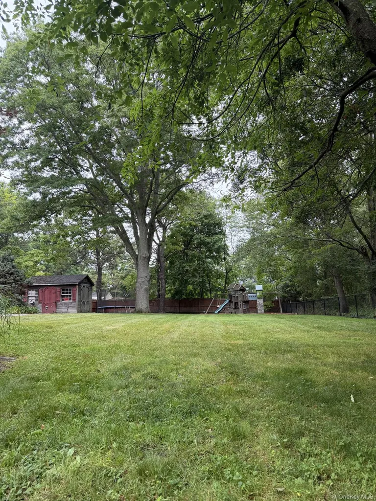 9 Pleasant View Road Ridge NY 11961
