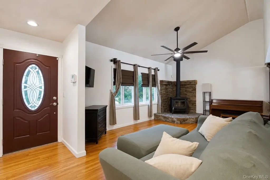 9 Pleasant View Road Ridge NY 11961