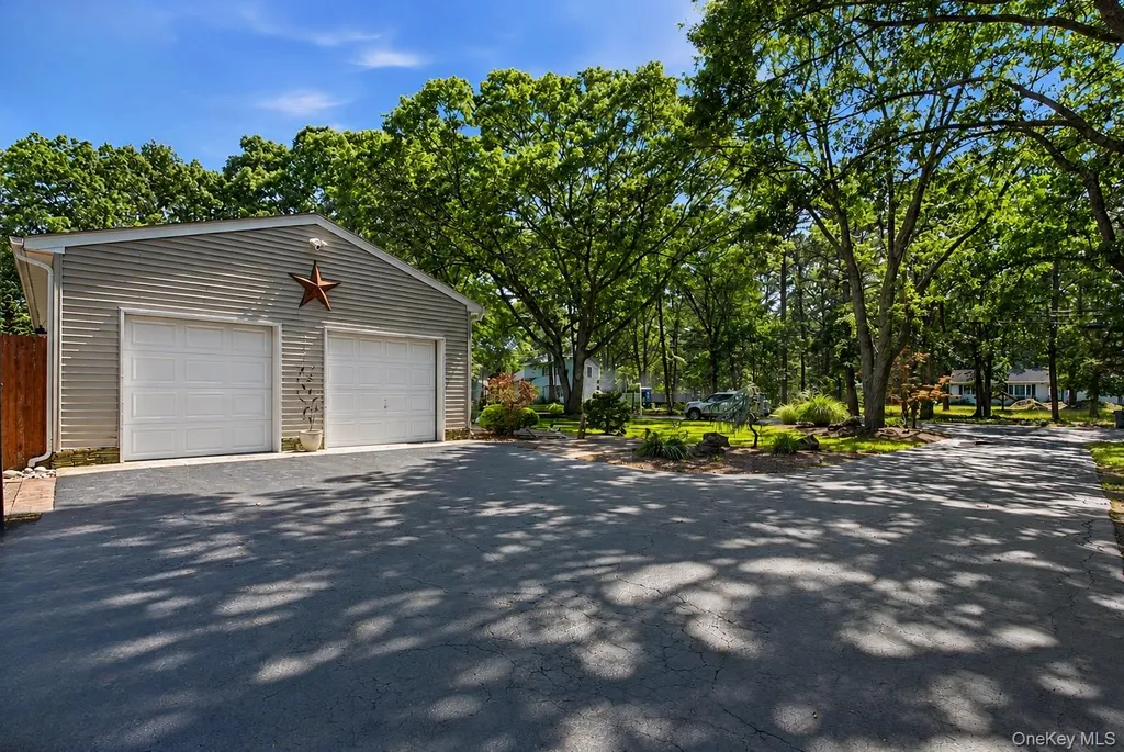 9 Pleasant View Road Ridge NY 11961