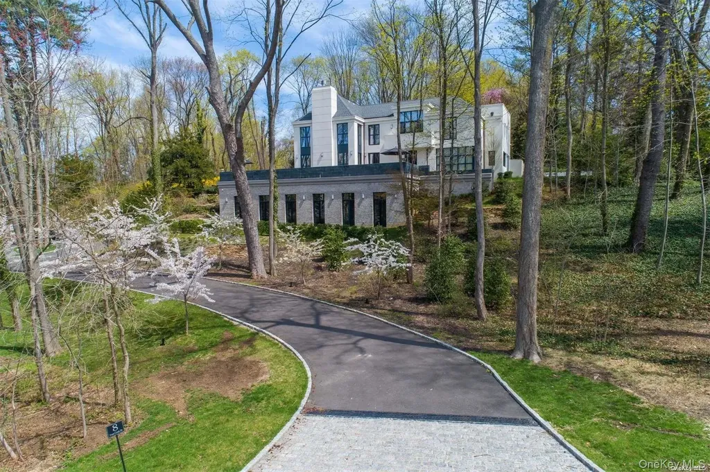 8 Frost Creek Drive Locust Valley NY 11560