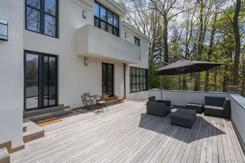 8 Frost Creek Drive Locust Valley NY 11560