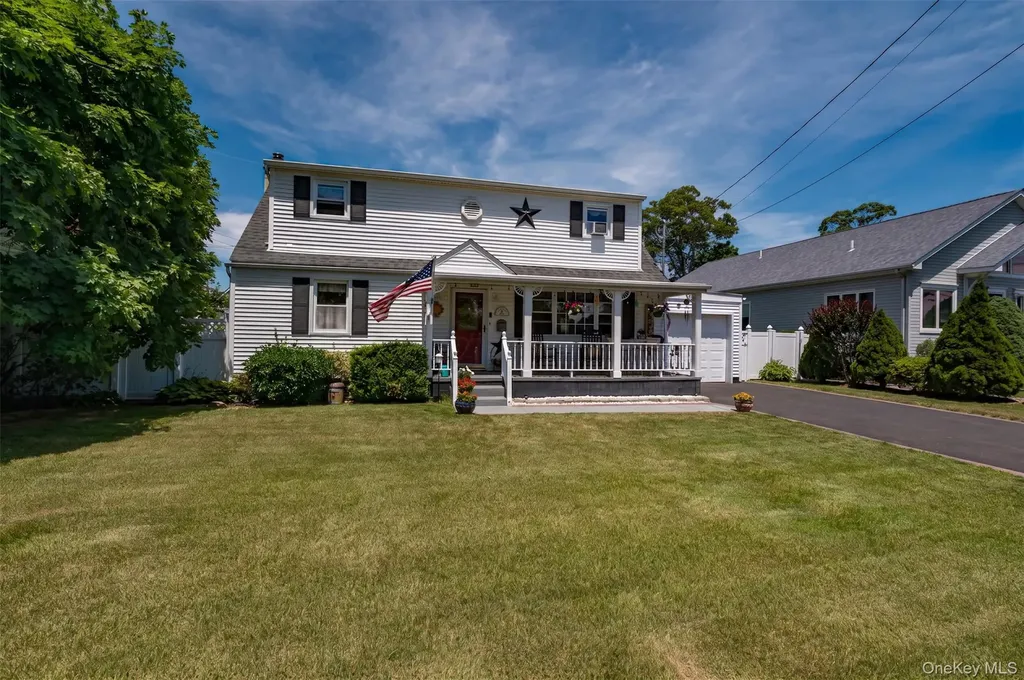 11 Spruce Street Islip NY 11751