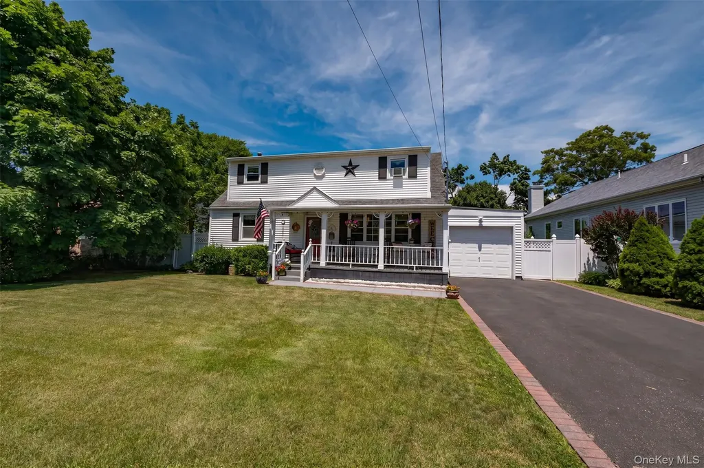 11 Spruce Street Islip NY 11751