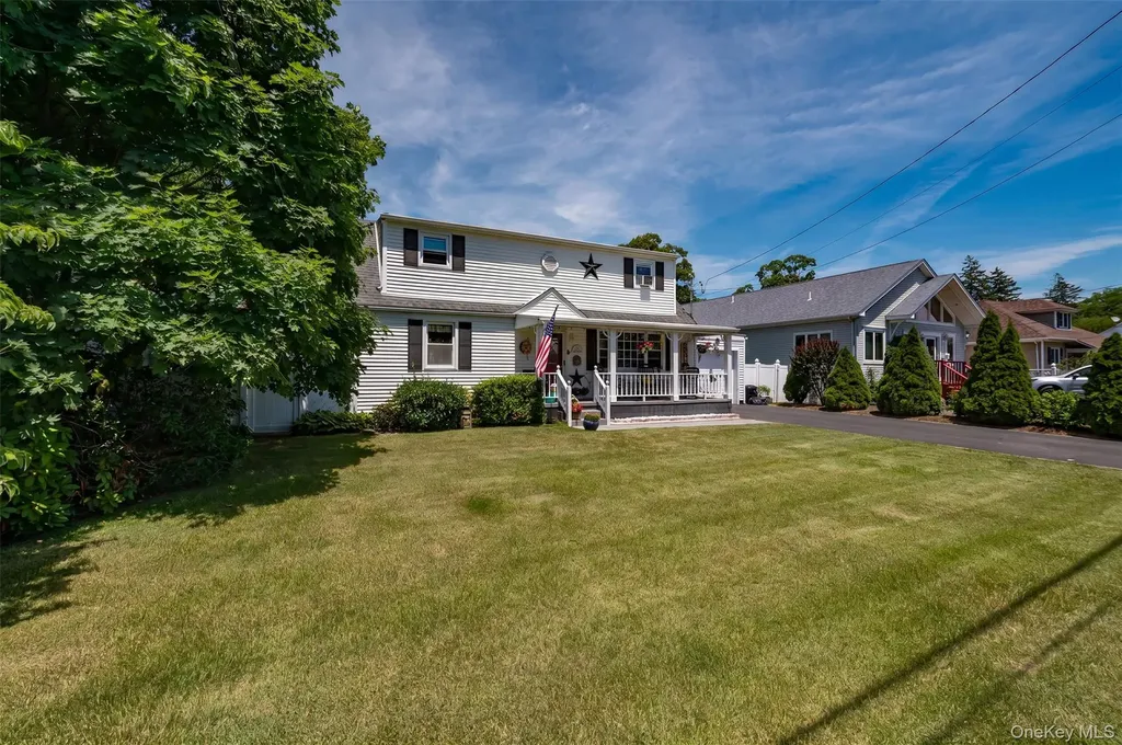 11 Spruce Street Islip NY 11751