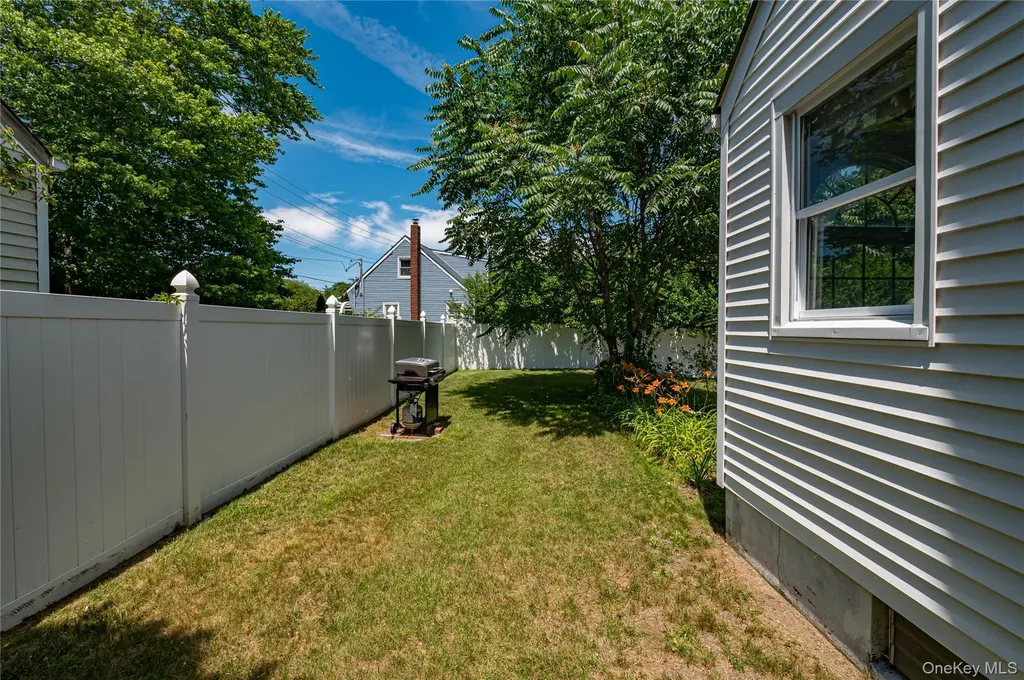11 Spruce Street Islip NY 11751