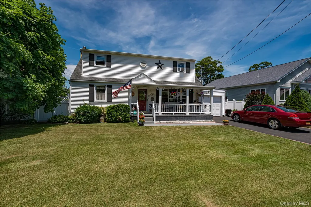 11 Spruce Street Islip NY 11751
