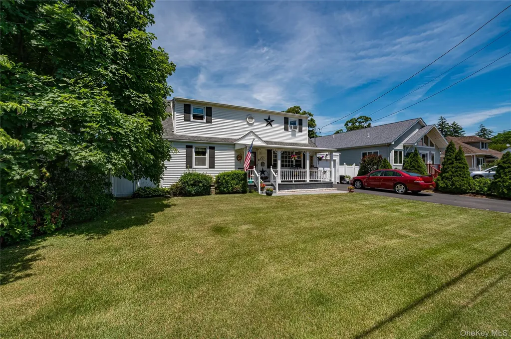 11 Spruce Street Islip NY 11751