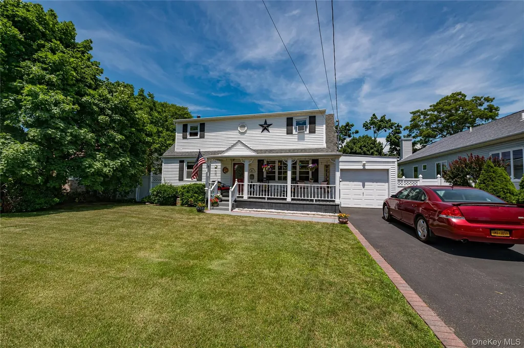 11 Spruce Street Islip NY 11751