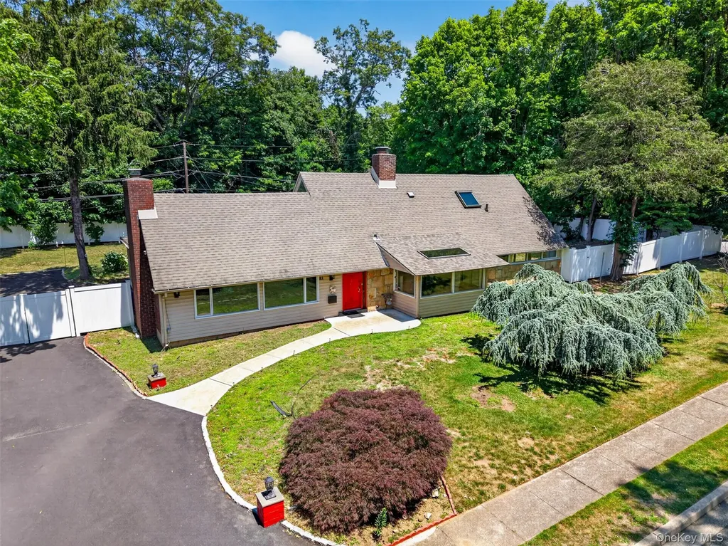 81 Carriage Lane Roslyn Heights NY 11577