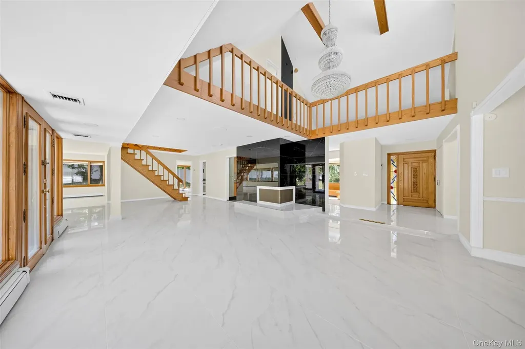 81 Carriage Lane Roslyn Heights NY 11577