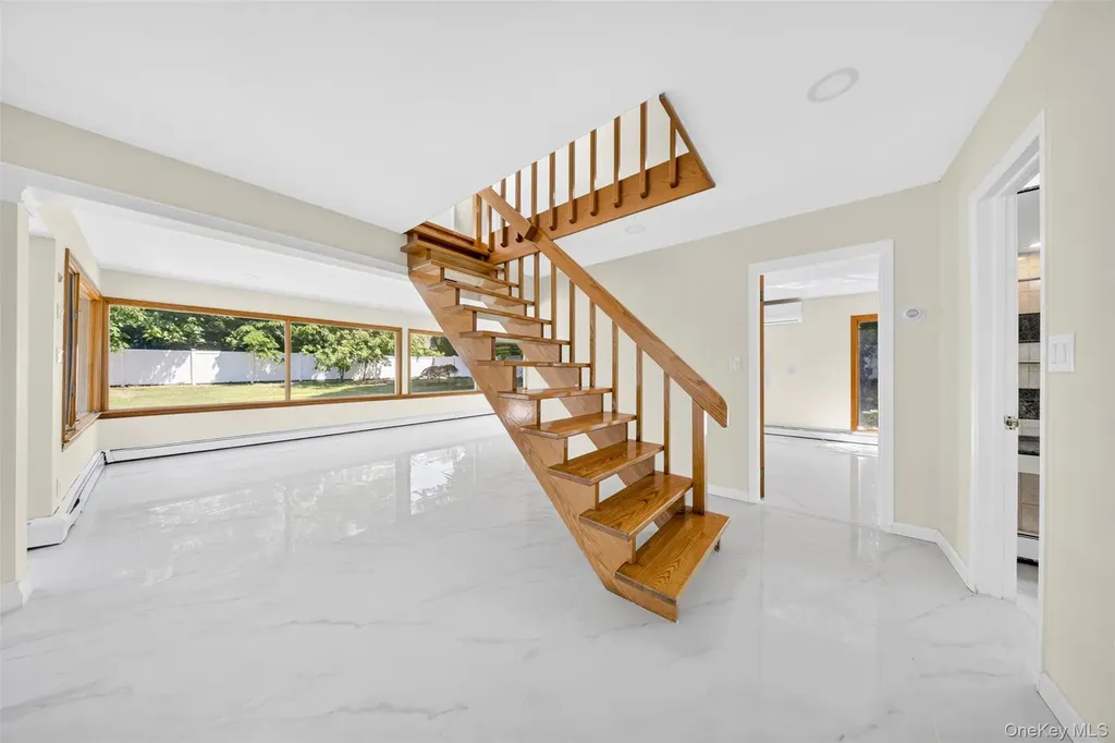 81 Carriage Lane Roslyn Heights NY 11577