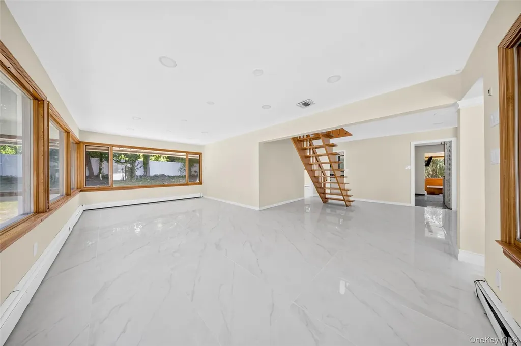 81 Carriage Lane Roslyn Heights NY 11577