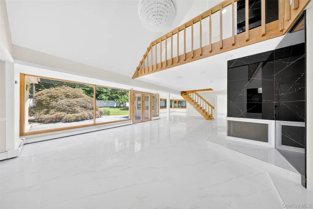 81 Carriage Lane Roslyn Heights NY 11577