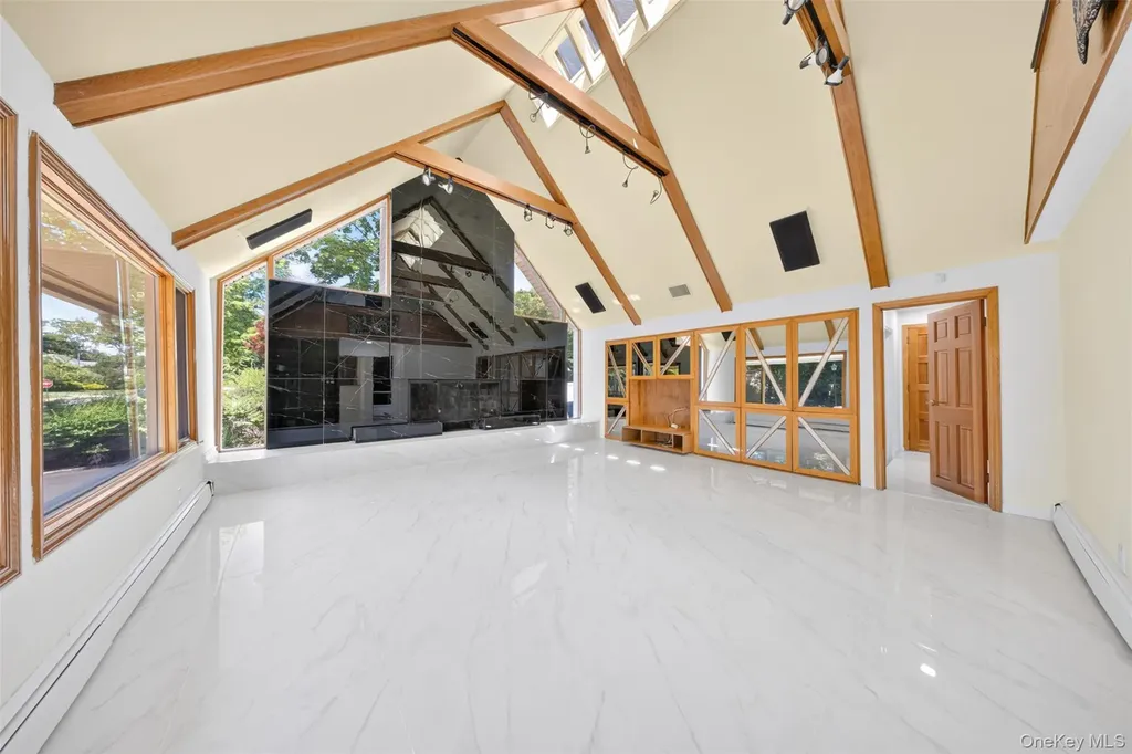 81 Carriage Lane Roslyn Heights NY 11577