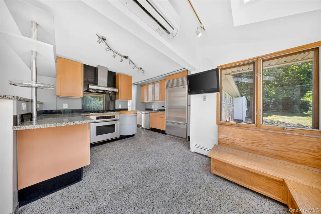 81 Carriage Lane Roslyn Heights NY 11577