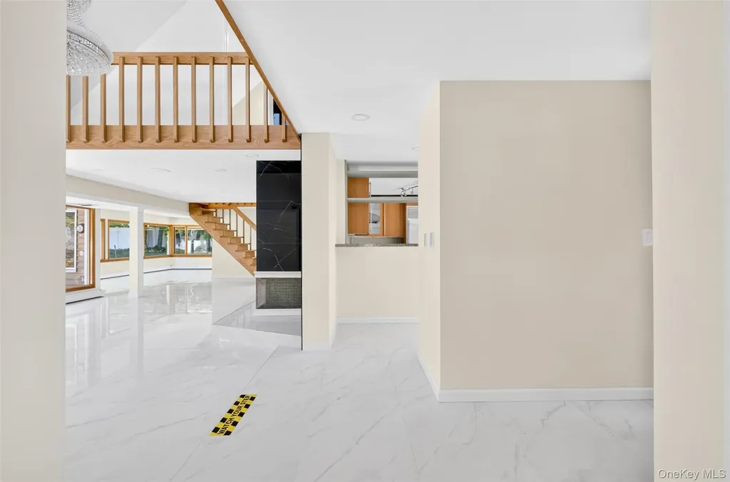 81 Carriage Lane Roslyn Heights NY 11577