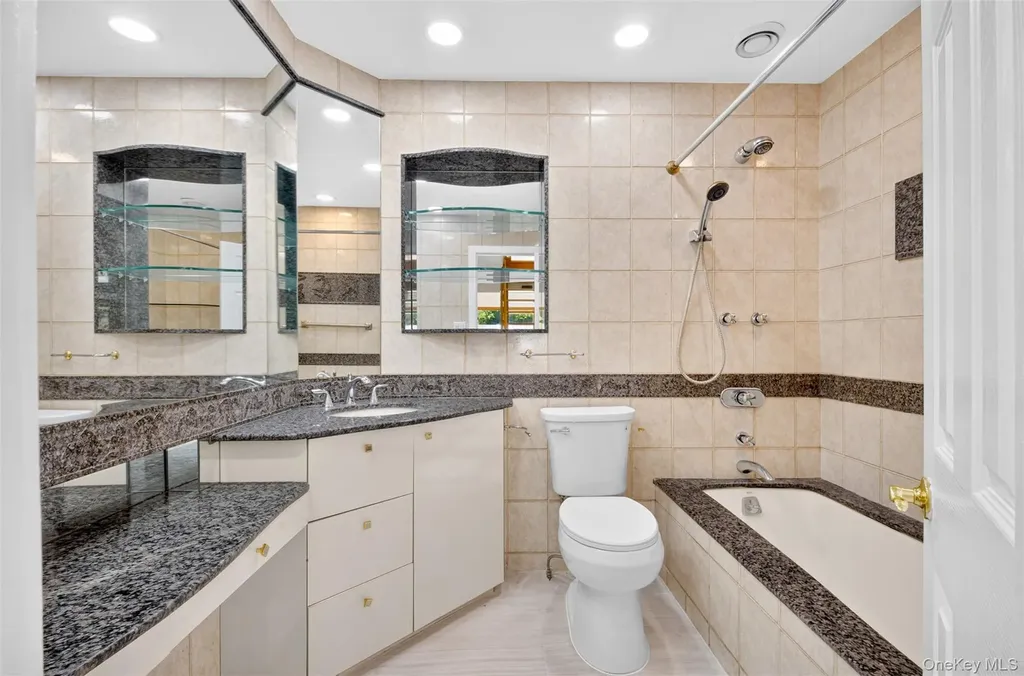 81 Carriage Lane Roslyn Heights NY 11577