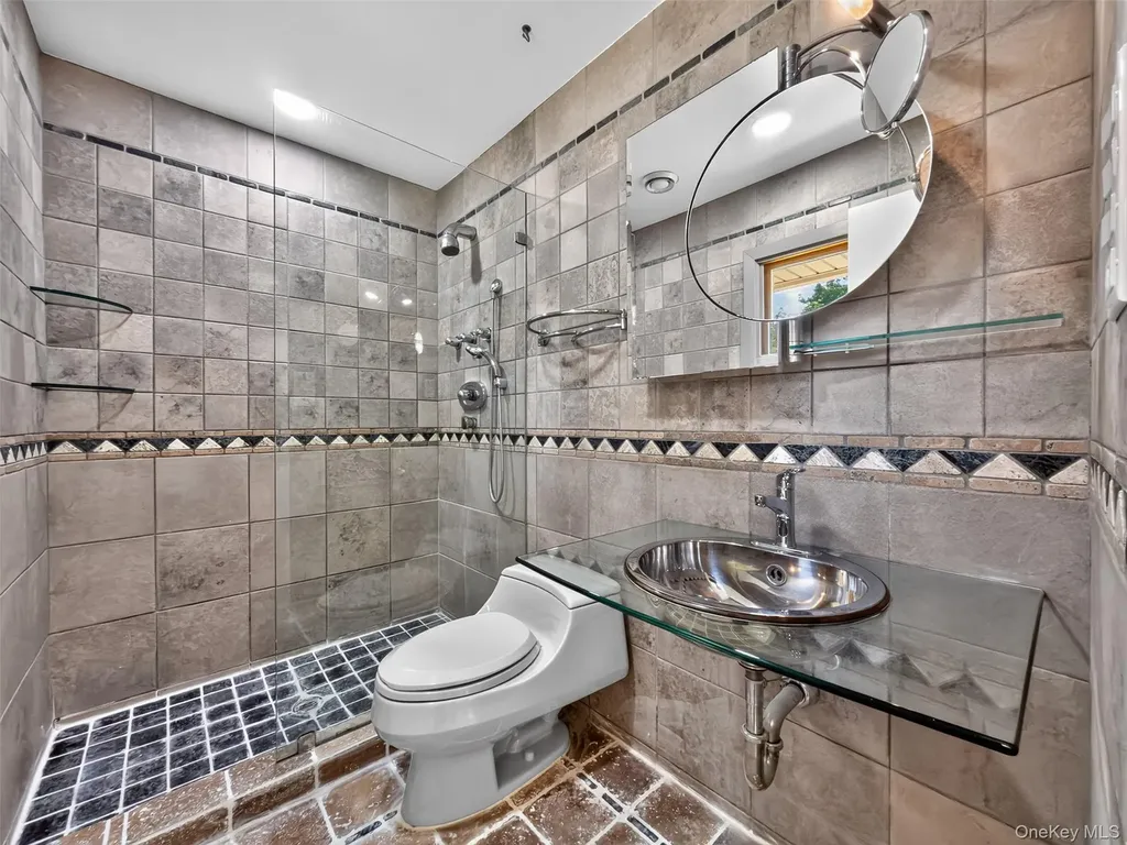 81 Carriage Lane Roslyn Heights NY 11577