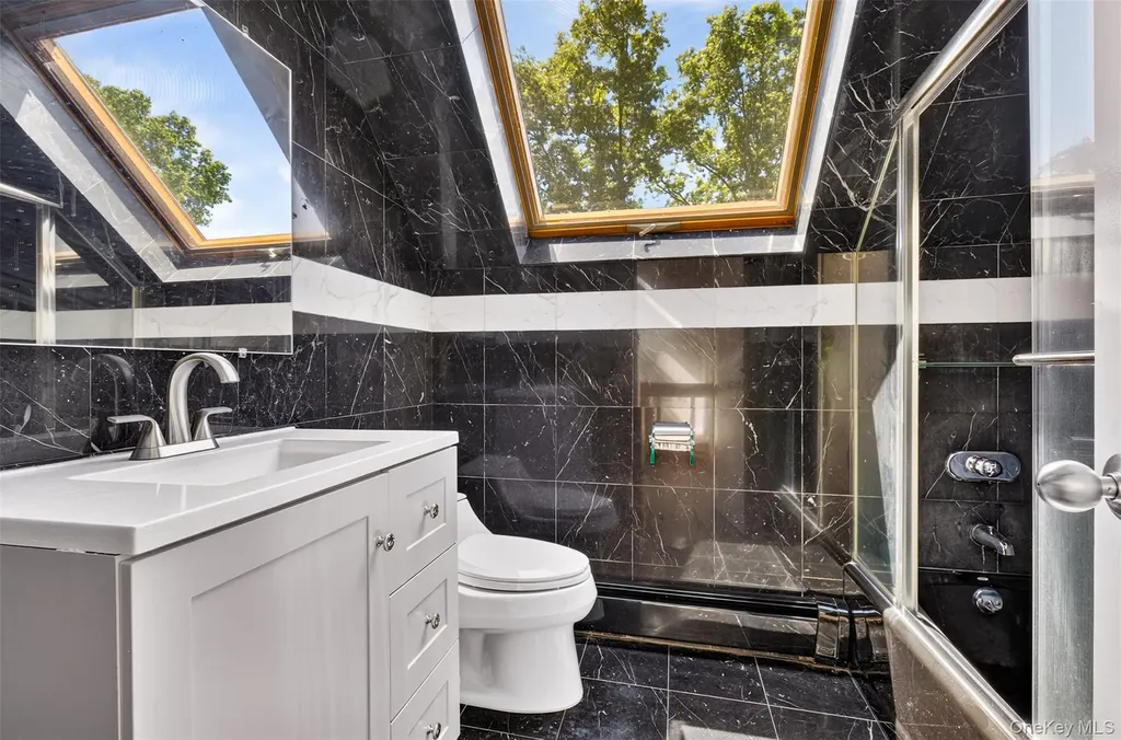 81 Carriage Lane Roslyn Heights NY 11577