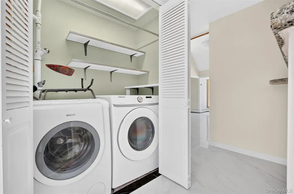 81 Carriage Lane Roslyn Heights NY 11577