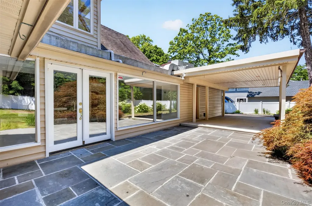 81 Carriage Lane Roslyn Heights NY 11577