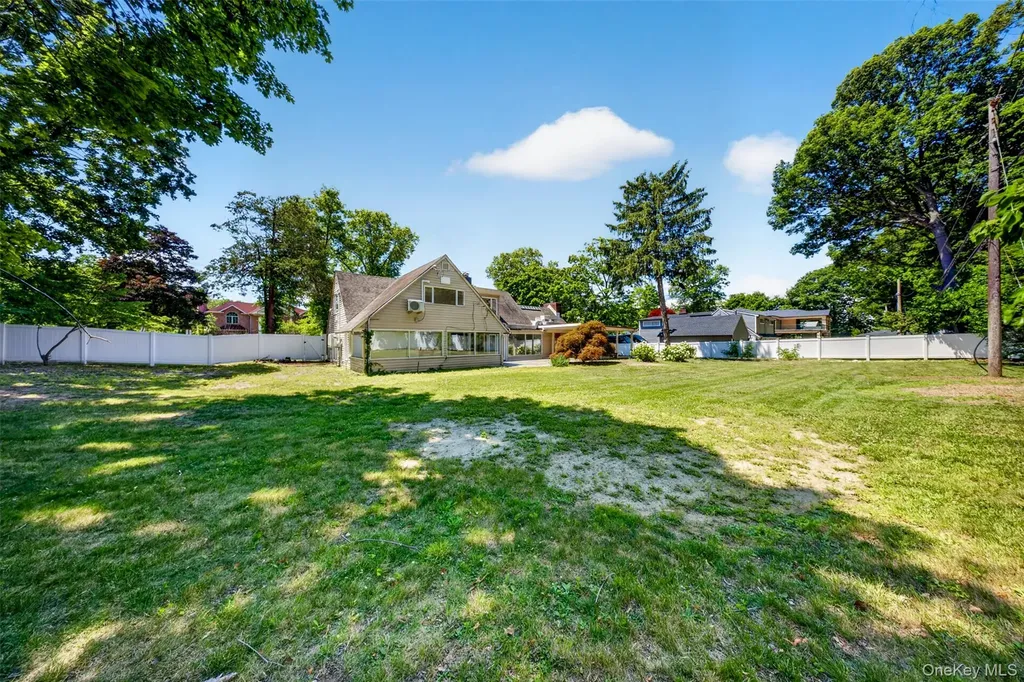 81 Carriage Lane Roslyn Heights NY 11577