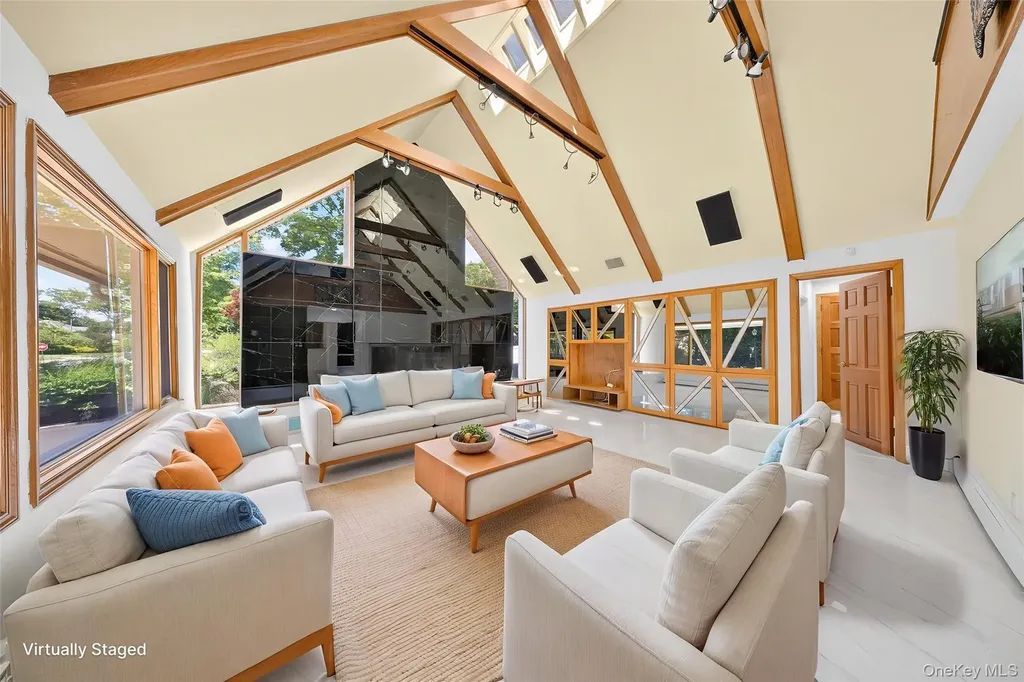 81 Carriage Lane Roslyn Heights NY 11577