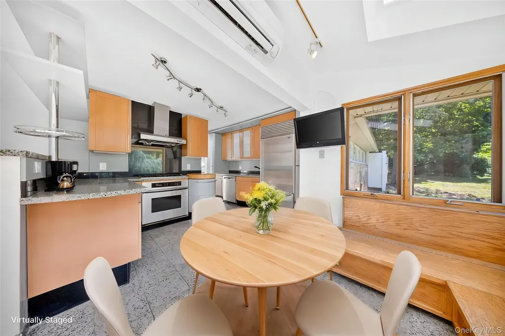 81 Carriage Lane Roslyn Heights NY 11577