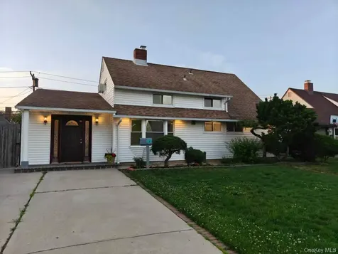 82 Lantern Road Hicksville NY 11801