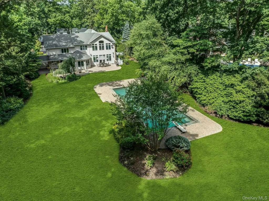 10 Winter Lane Dix Hills NY 11746